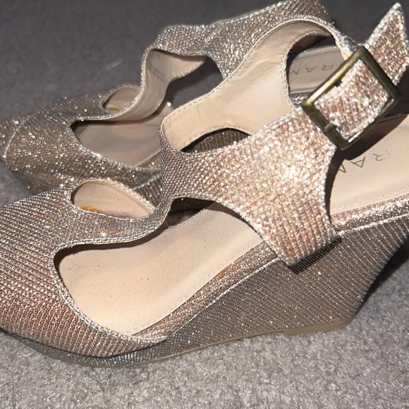 Gold sandal wedges - Picture 2 of 3